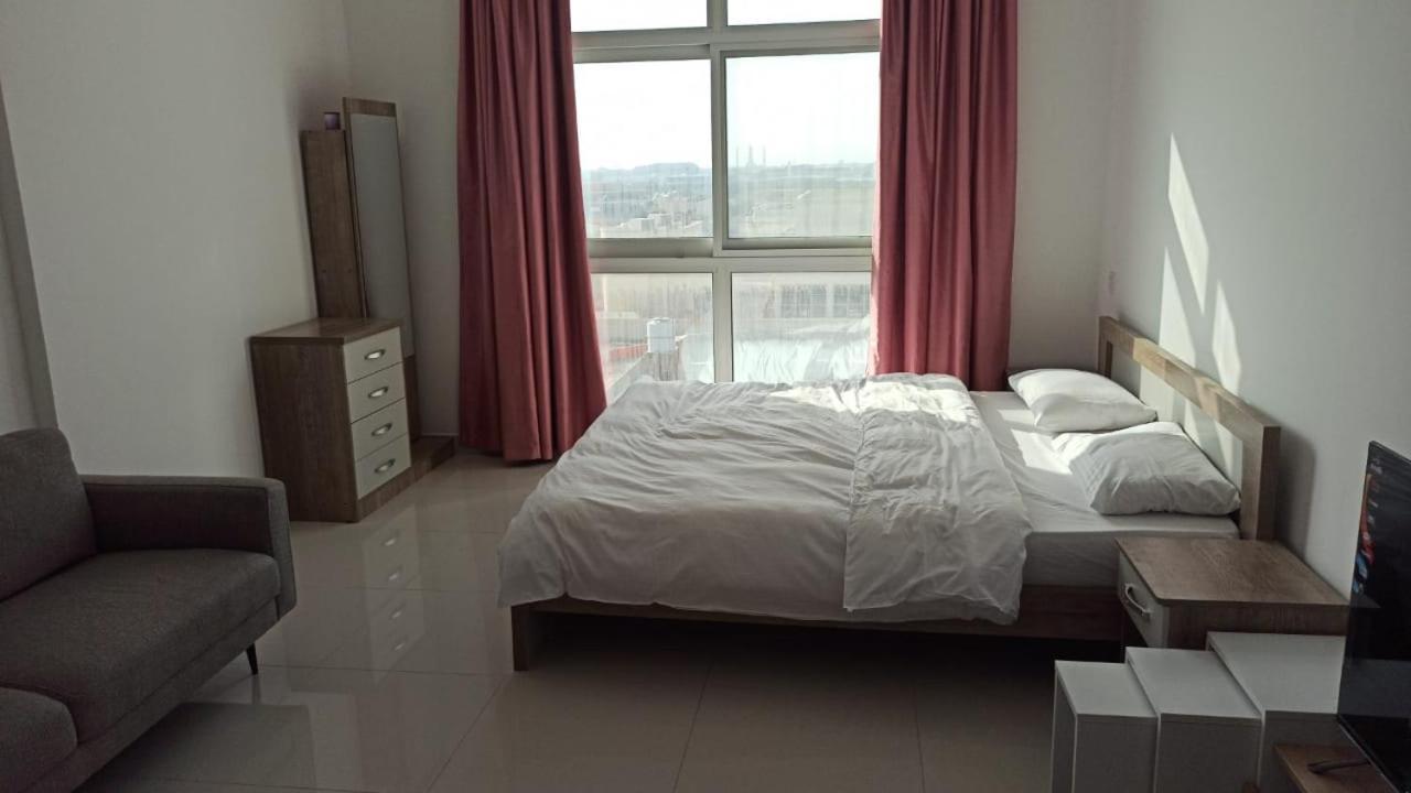 Cozy Rooms And Small Partitions For Men Guests In Dubai Exterior foto
