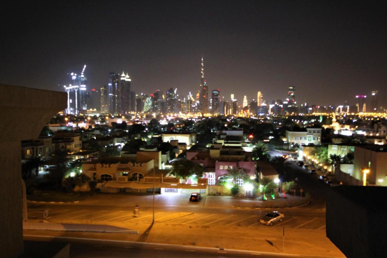 Cozy Rooms And Small Partitions For Men Guests In Dubai Exterior foto