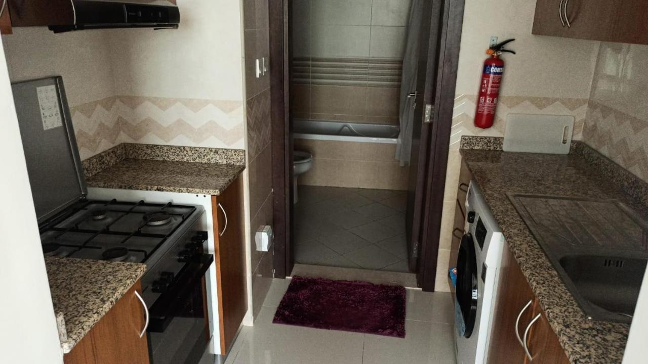 Cozy Rooms And Small Partitions For Men Guests In Dubai Exterior foto