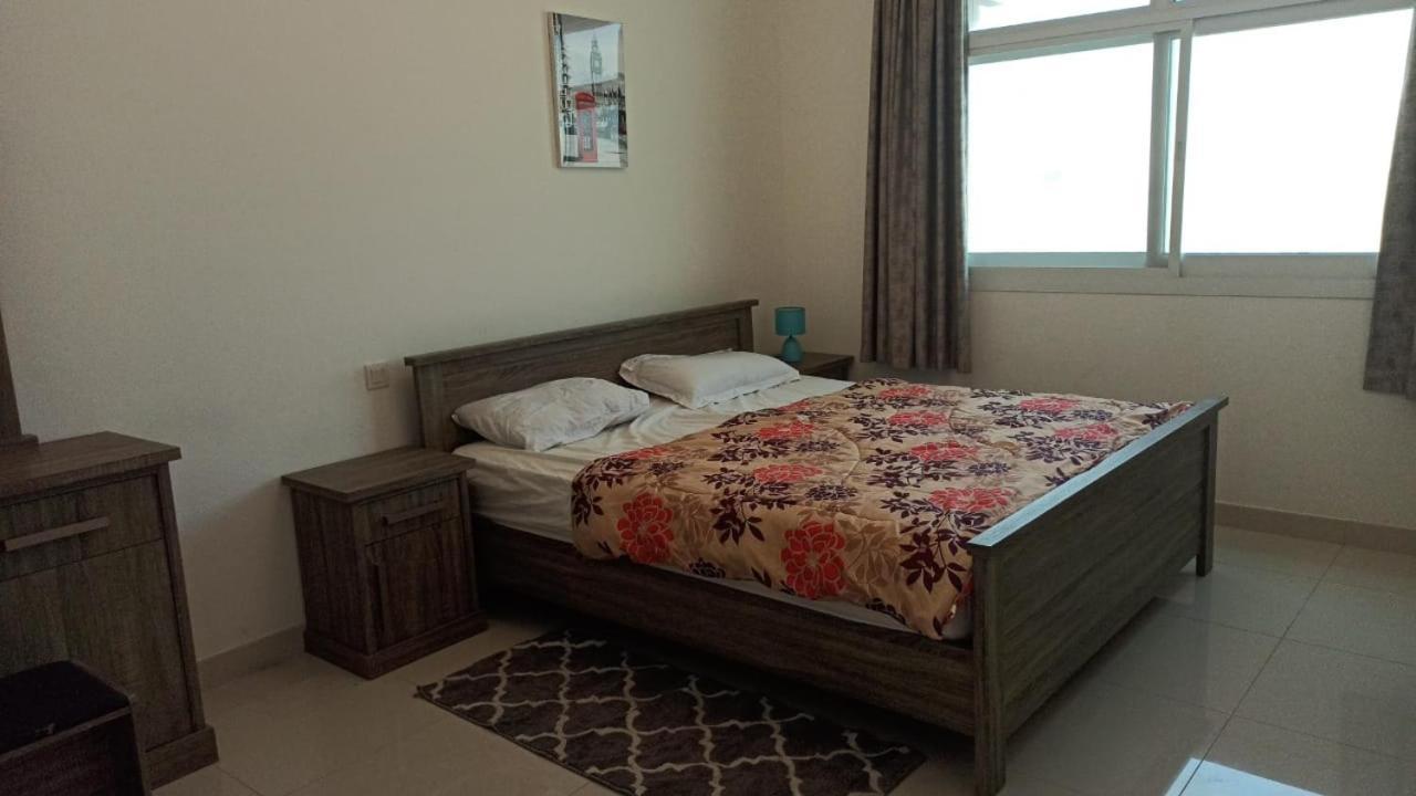 Cozy Rooms And Small Partitions For Men Guests In Dubai Exterior foto