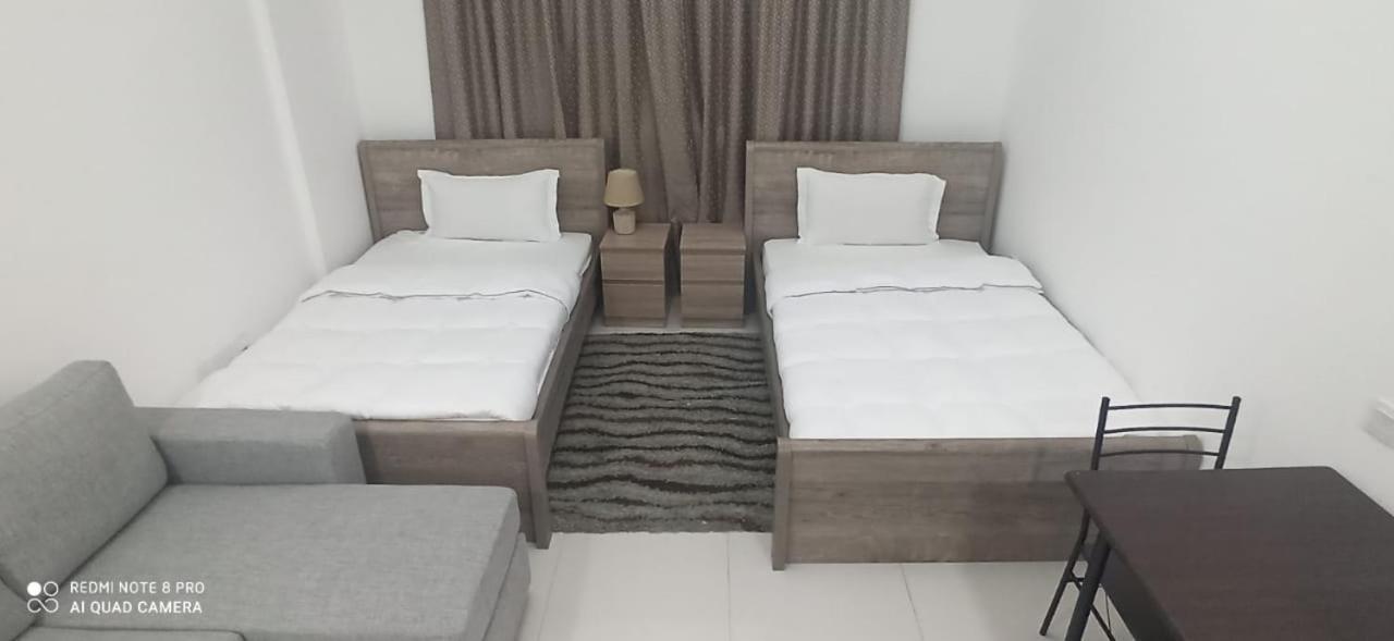 Cozy Rooms And Small Partitions For Men Guests In Dubai Exterior foto