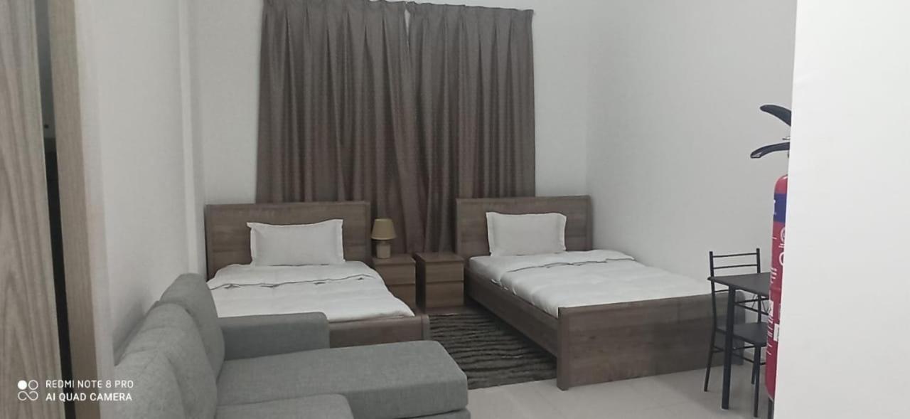 Cozy Rooms And Small Partitions For Men Guests In Dubai Exterior foto