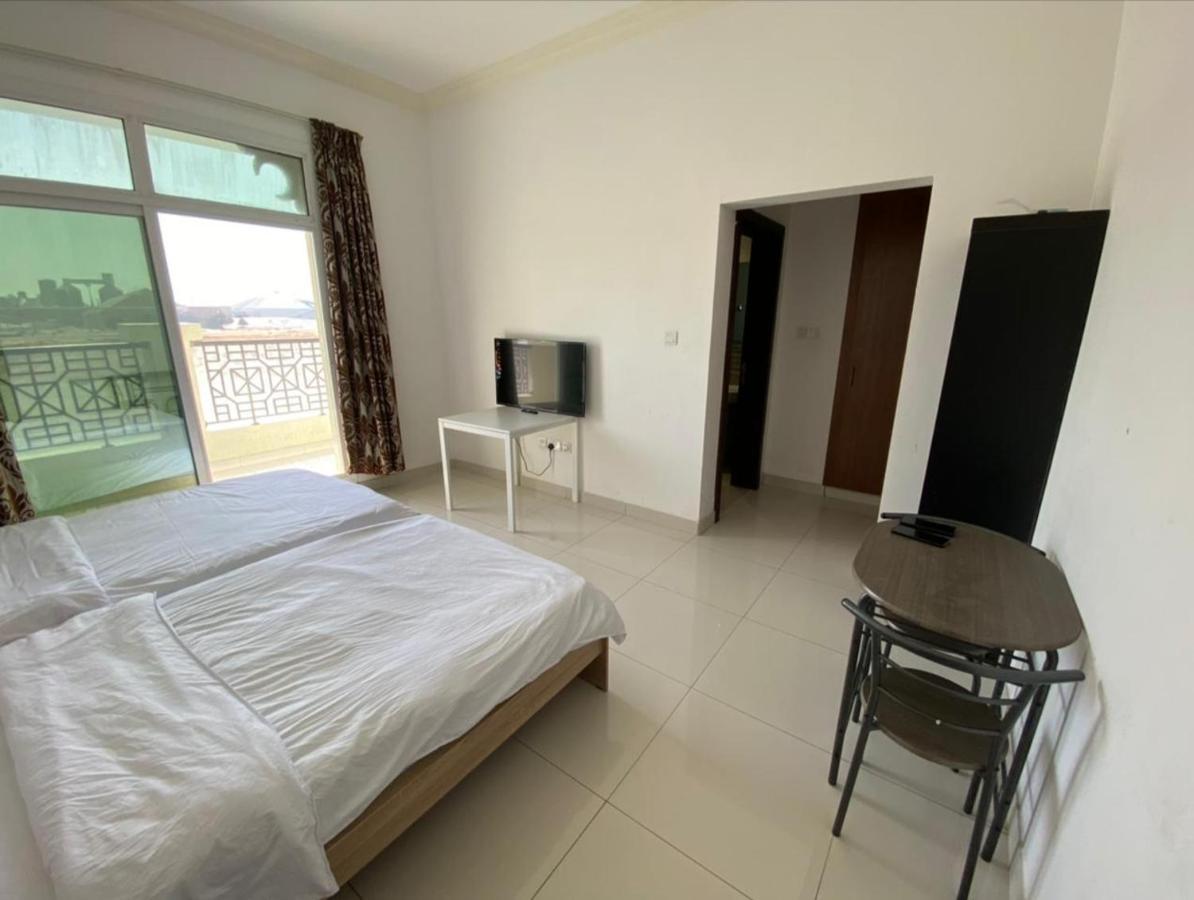 Cozy Rooms And Small Partitions For Men Guests In Dubai Exterior foto