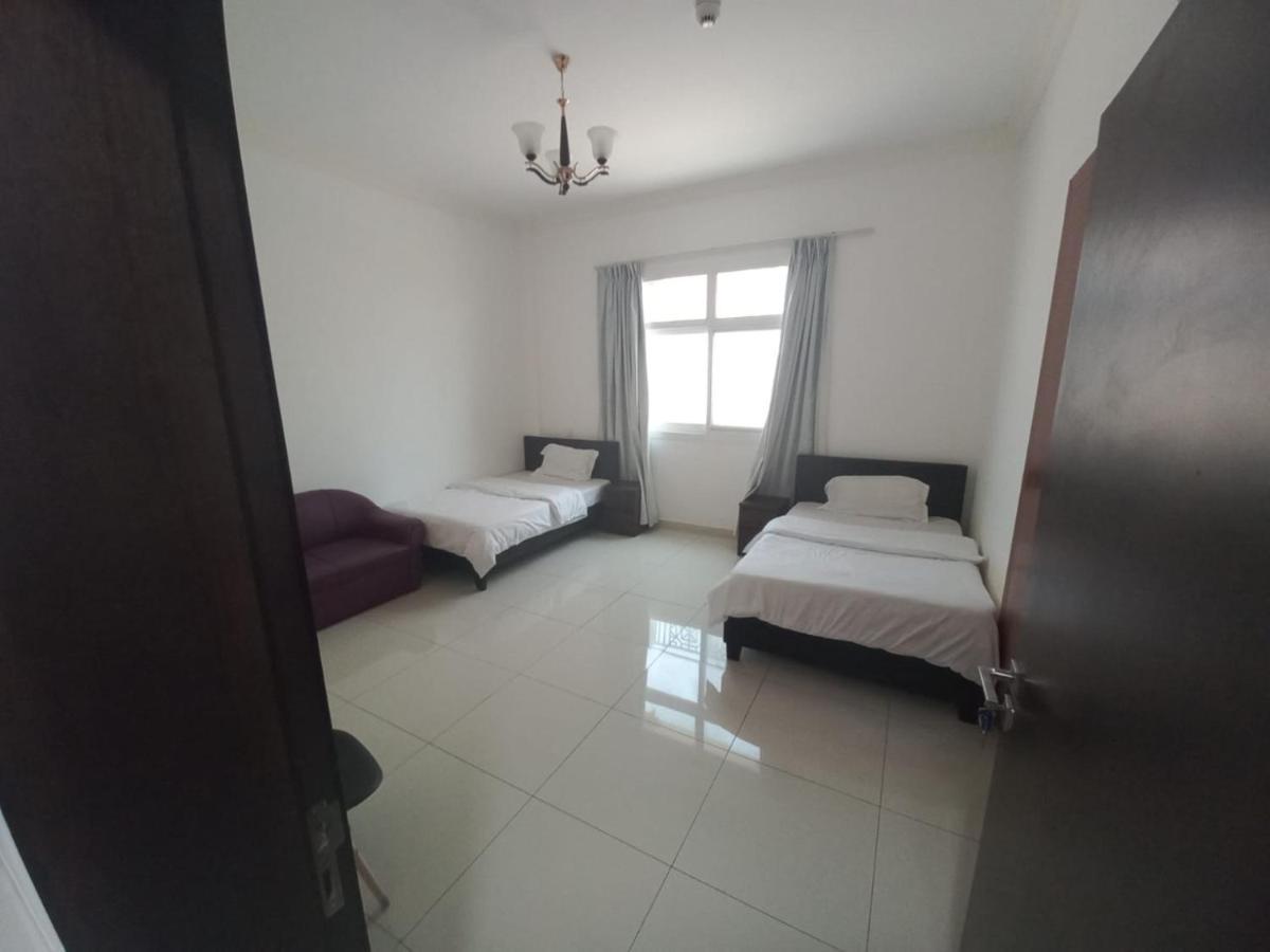 Cozy Rooms And Small Partitions For Men Guests In Dubai Exterior foto