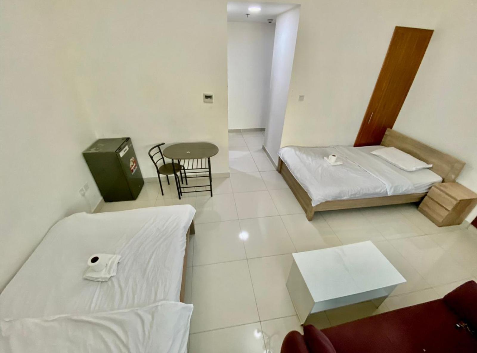 Cozy Rooms And Small Partitions For Men Guests In Dubai Exterior foto