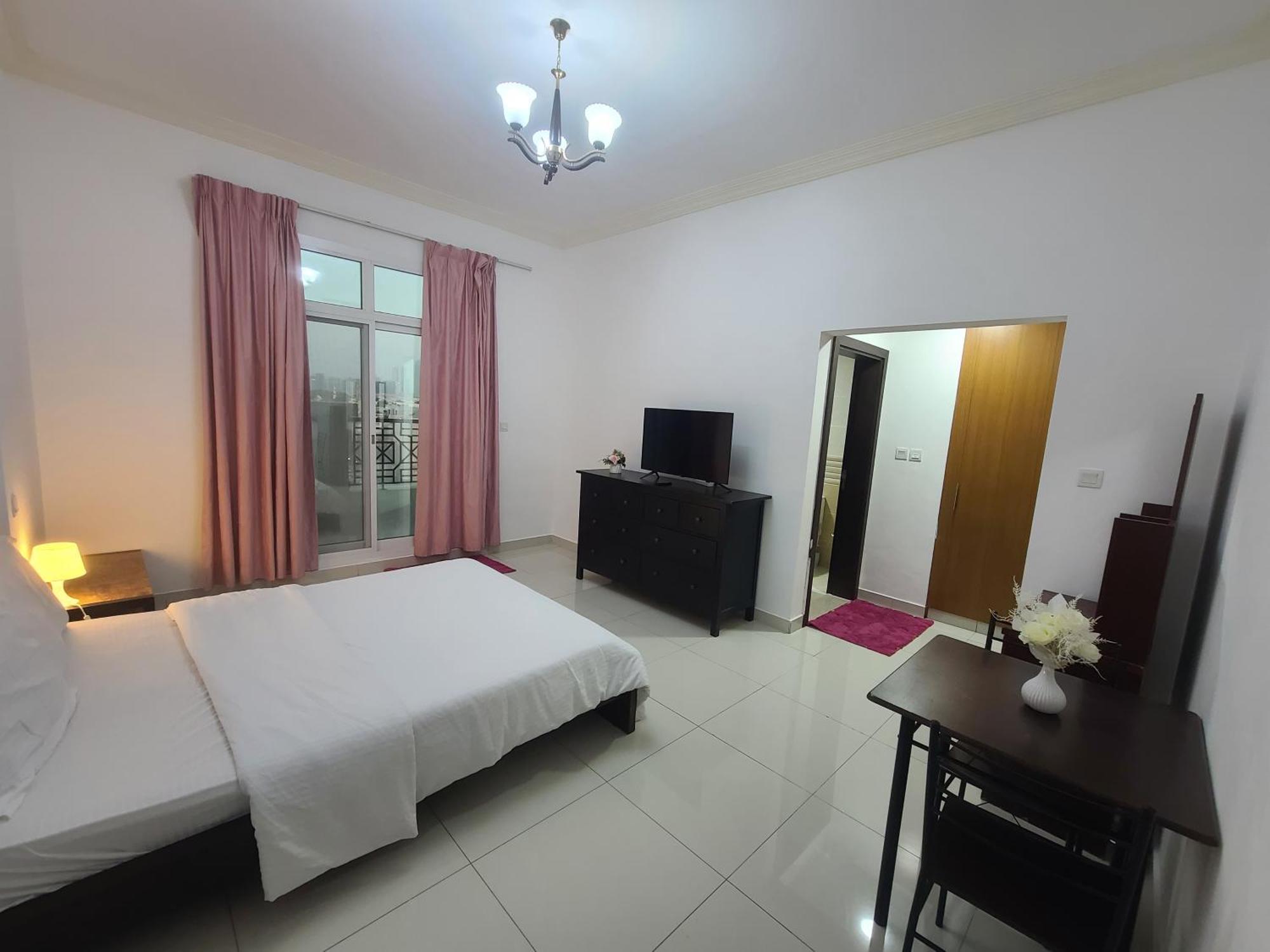 Cozy Rooms And Small Partitions For Men Guests In Dubai Exterior foto