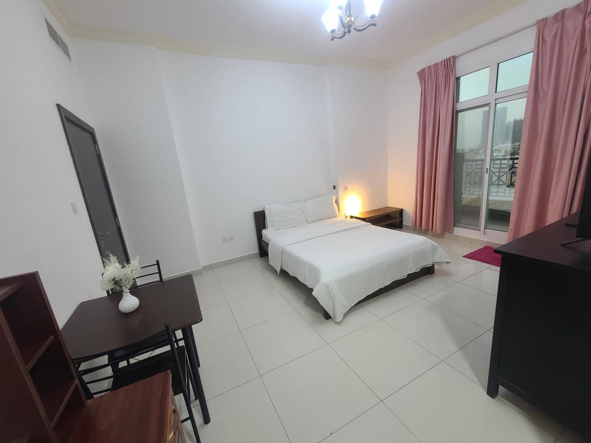 Cozy Rooms And Small Partitions For Men Guests In Dubai Exterior foto