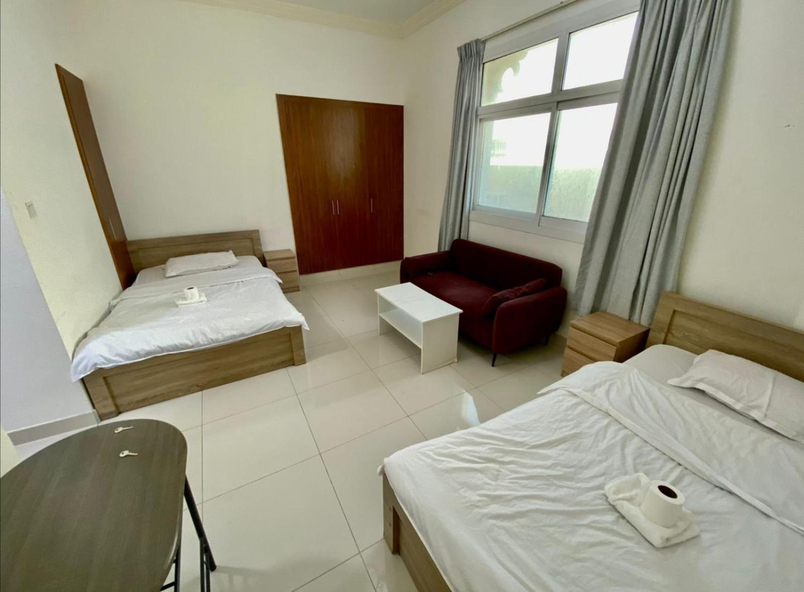 Cozy Rooms And Small Partitions For Men Guests In Dubai Exterior foto